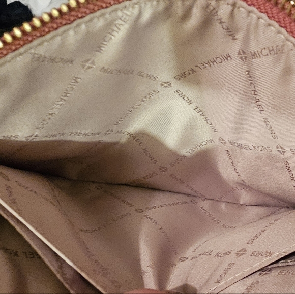 Michael Kors' large wristlet "rust like color" - Picture 4 of 8